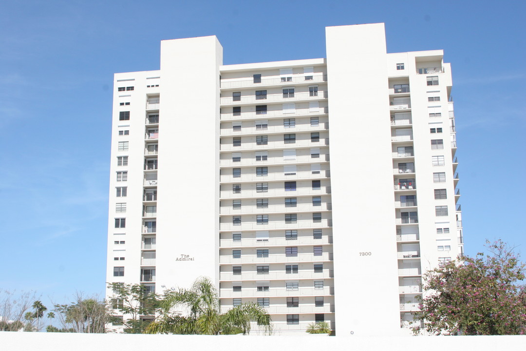 Admiral Building in South Pasadena, FL - Foto de edificio