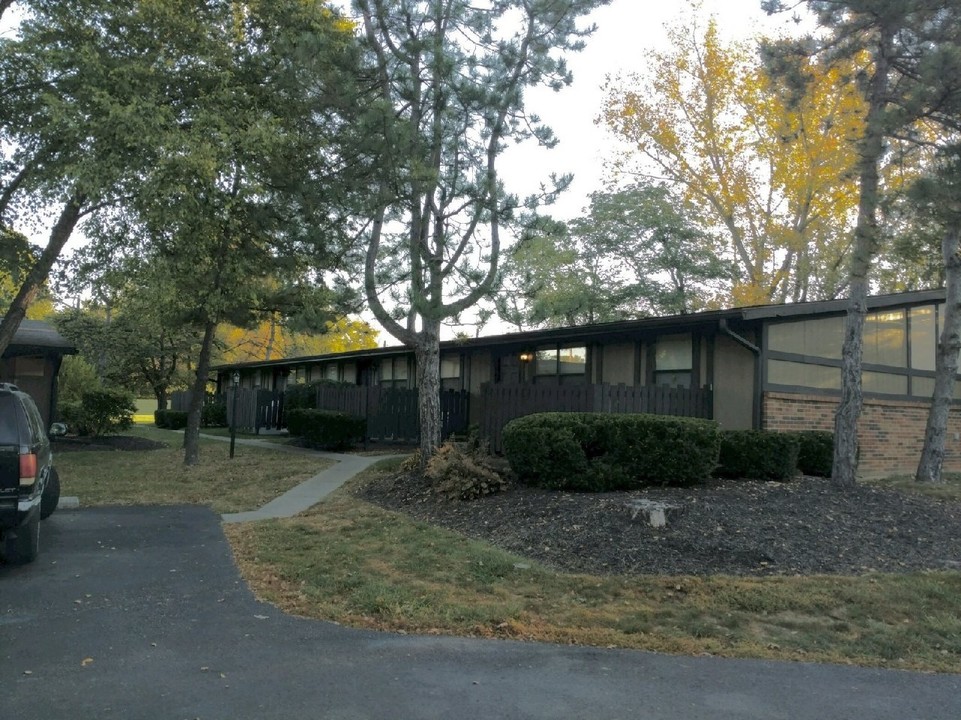 Oak Village in Columbus, OH - Building Photo