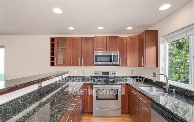2414 SW Holden St in Seattle, WA - Building Photo - Building Photo