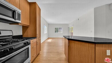 1408 W Washington Blvd in Los Angeles, CA - Building Photo - Building Photo