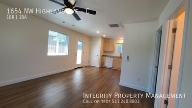 1654 NW Highland Ave in Grants Pass, OR - Building Photo - Building Photo