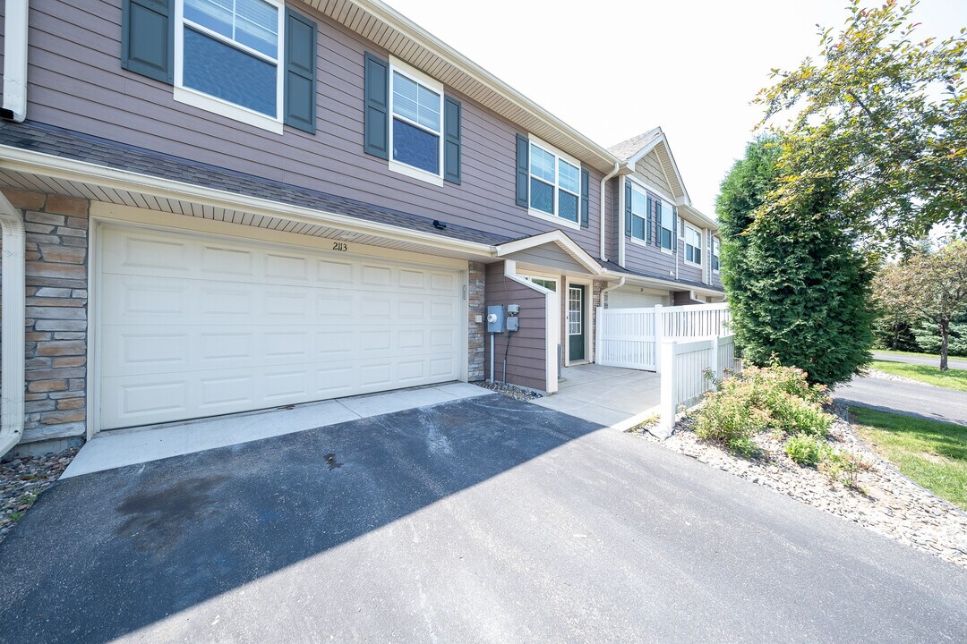 2113 Cedar Grove Trail in Eagan, MN - Building Photo