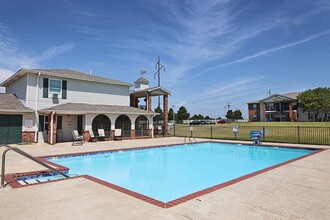 Ashford Place Apartments, LP in Shawnee, OK - Foto de edificio - Building Photo