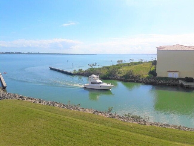 4 Harbour Isle Dr E in Fort Pierce, FL - Building Photo - Building Photo