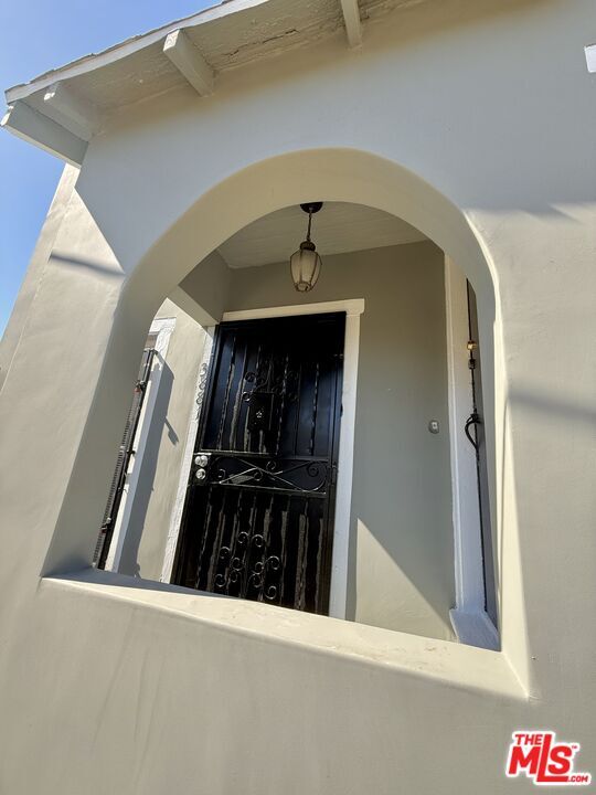 3381 S Gramercy Pl in Los Angeles, CA - Building Photo - Building Photo