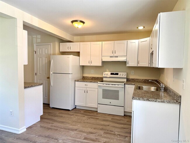 176 Myrtle Ave in Carmel, NY - Foto de edificio - Building Photo