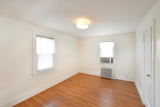 8 Lewis St in Hicksville, NY - Building Photo - Building Photo