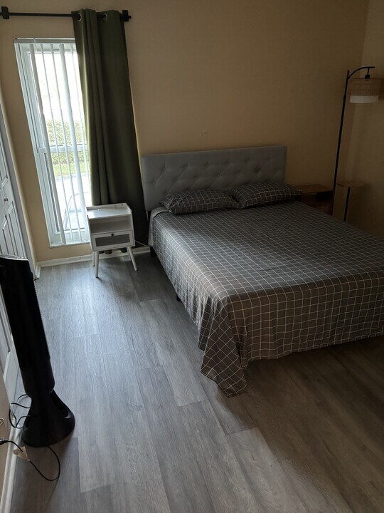 1048 NW 97th Ave in Pembroke Pines, FL - Building Photo