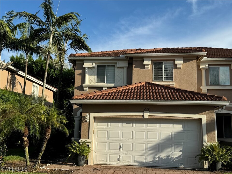 9579 Roundstone Cir in Ft. Myers, FL - Foto de edificio