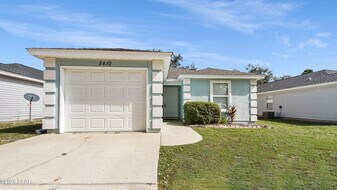 8416 N Lagoon Dr in Panama City, FL - Building Photo
