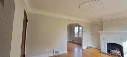 1740 Anita Ave in Grosse Pointe Woods, MI - Foto de edificio - Building Photo