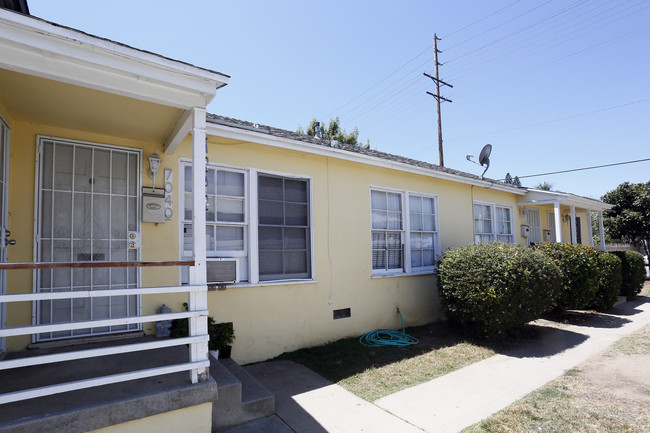 7038 Hazeltine Ave in Van Nuys, CA - Building Photo - Building Photo