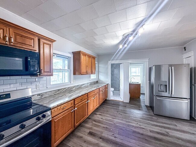 18 Ellsworth St in Worcester, MA - Foto de edificio - Building Photo