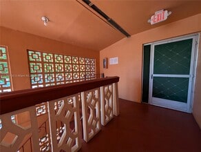 19080 NE 3rd Ct in Miami, FL - Foto de edificio - Building Photo