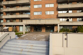 165-205A Frobisher Av in Pointe-claire, QC - Building Photo - Building Photo