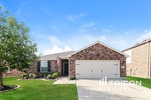 1636 Vernon Dr in Aubrey, TX - Building Photo