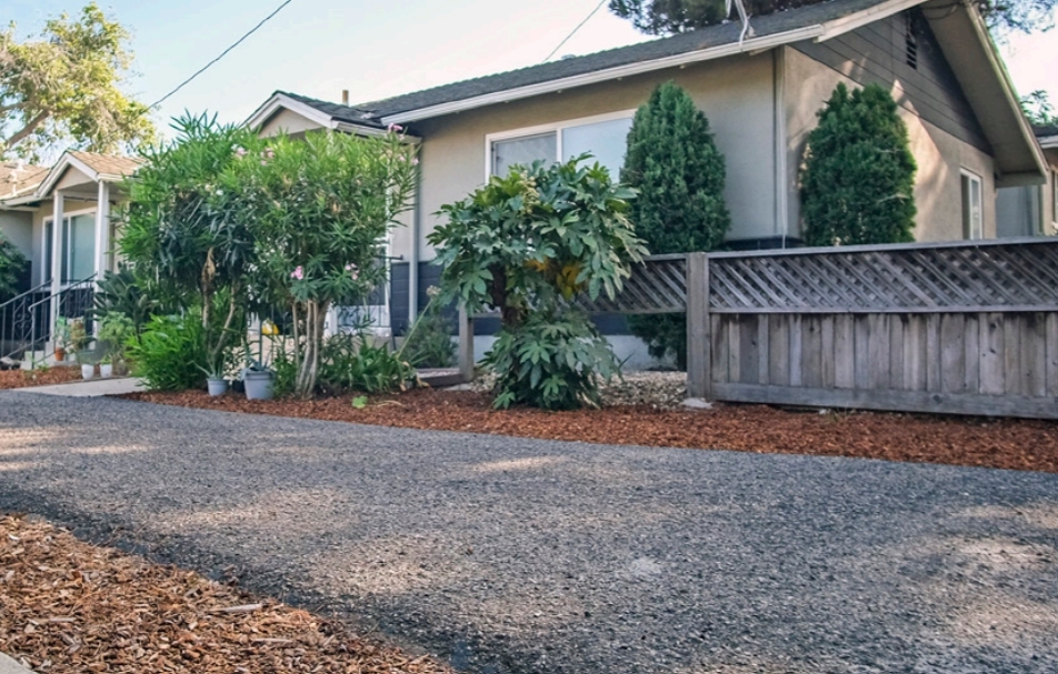 526 E Anapamu St in Santa Barbara, CA - Building Photo