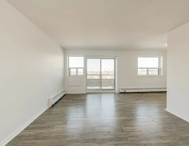 Laurentia Apartments in Toronto, ON - Building Photo - Building Photo