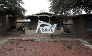 Bahia Apartments in Dallas, TX - Building Photo - Building Photo