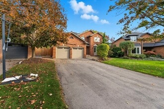1209 Woodview Dr in Oakville, ON - Building Photo - Building Photo