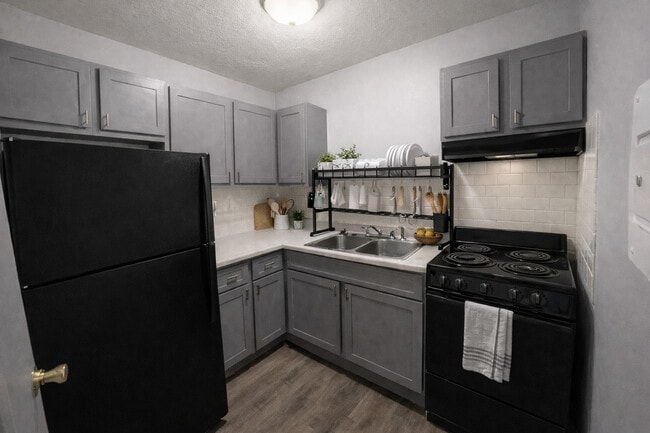 Hillcrest Apartments in Cuyahoga Falls, OH - Building Photo - Building Photo