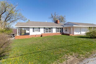 7460 N Wade School Rd in Columbia, MO - Building Photo