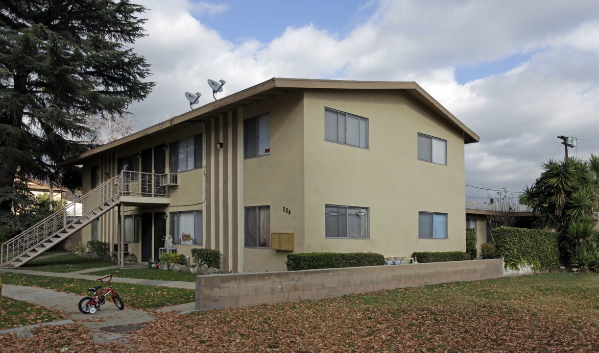 284 Garnet Way in Upland, CA - Foto de edificio