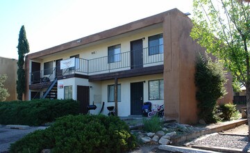 932 Chelwood Park NE in Albuquerque, NM - Foto de edificio - Building Photo