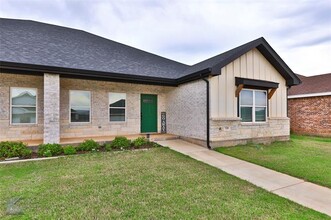 7329 Mountain View Rd in Abilene, TX - Foto de edificio - Building Photo