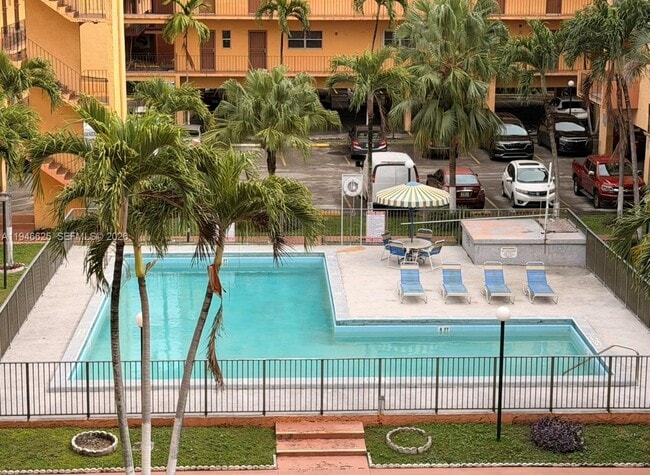 1900 W 54th St, Unit 320 in Hialeah, FL - Building Photo - Building Photo