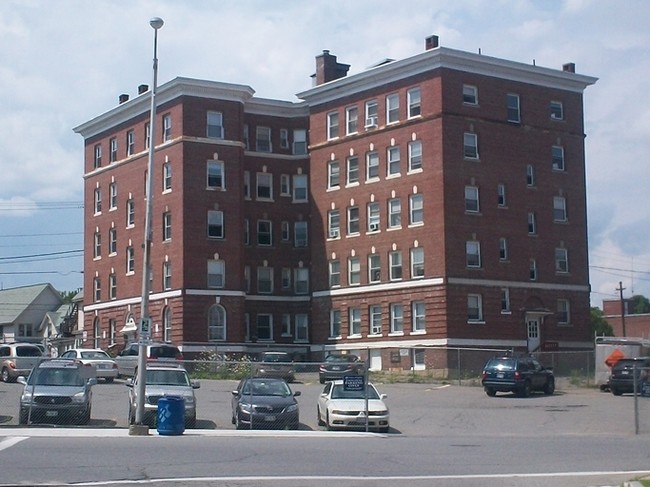 77 Elm St in Waterville, ME - Foto de edificio - Building Photo