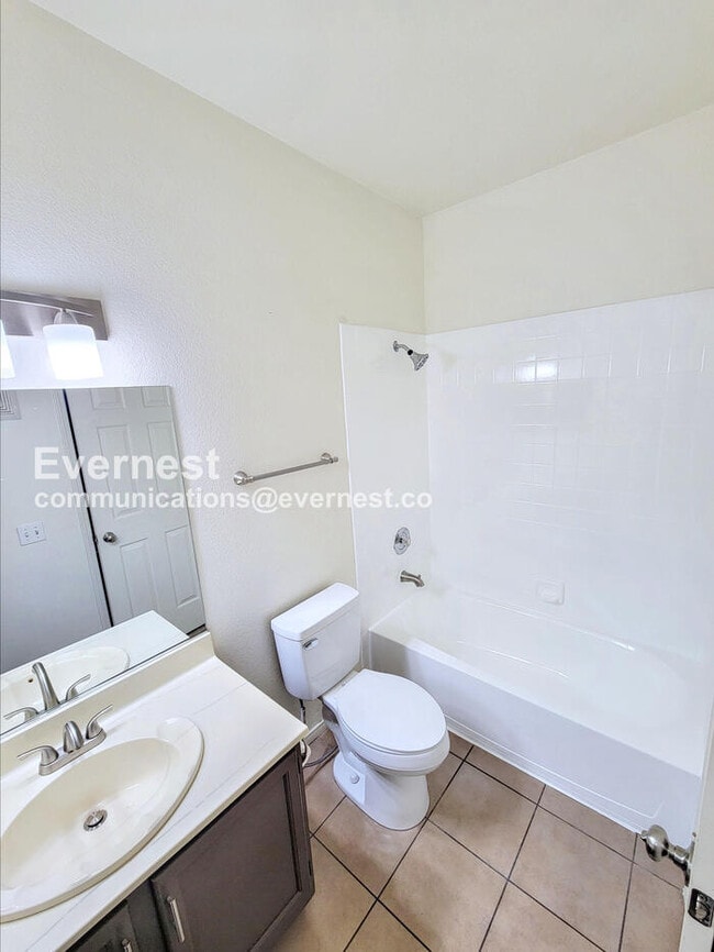 5922 W Vegas Dr in Las Vegas, NV - Foto de edificio - Building Photo