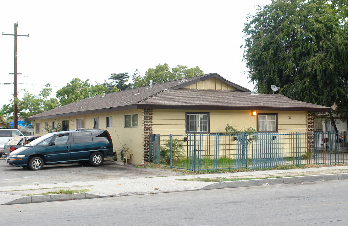 311 W Guinida Ln in Anaheim, CA - Building Photo