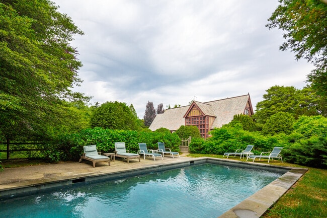 64 Huntting Ln in East Hampton, NY - Building Photo - Building Photo