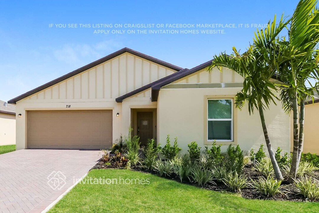 718 Carlyle Wy in Fort Pierce, FL - Building Photo