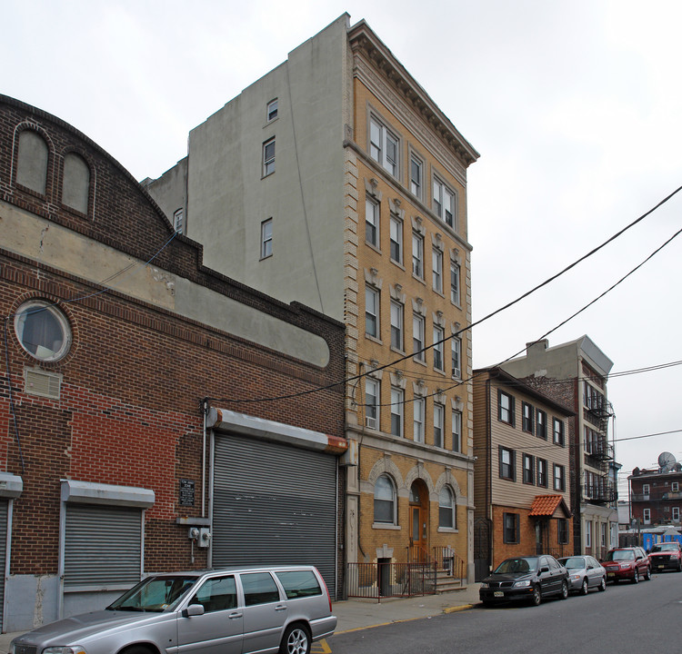 18 Madison St in Newark, NJ - Building Photo