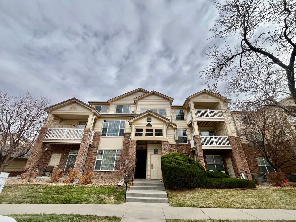 5726 N Genoa Way in Aurora, CO - Foto de edificio