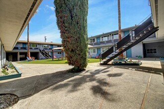 1980 California St in Mountain View, CA - Foto de edificio - Building Photo