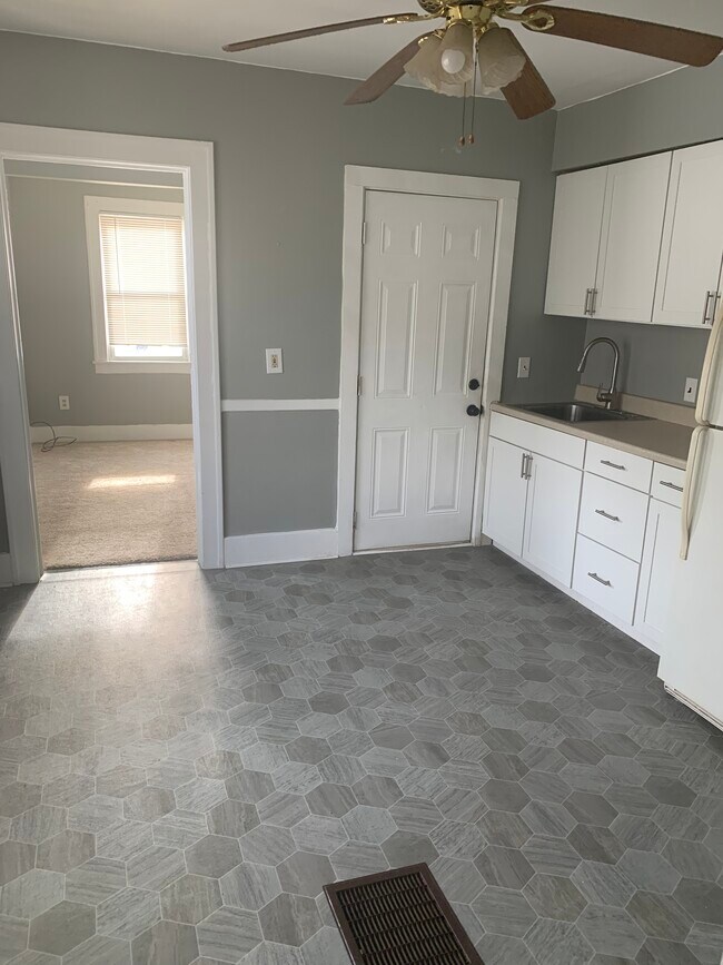 810 Orange St, Unit 2 in Wyandotte, MI - Foto de edificio - Building Photo