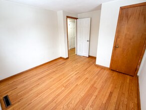 7 W Silver St in Westfield, MA - Foto de edificio - Building Photo