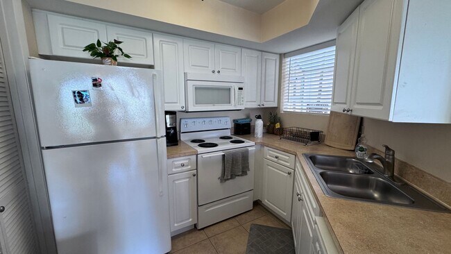 1841 Island Club Dr in Indialantic, FL - Foto de edificio - Building Photo