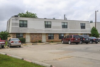 Garden Grove Townhomes in Irving, TX - Foto de edificio - Building Photo