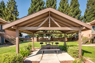 Granada Apartments in Yuba City, CA - Foto de edificio - Building Photo
