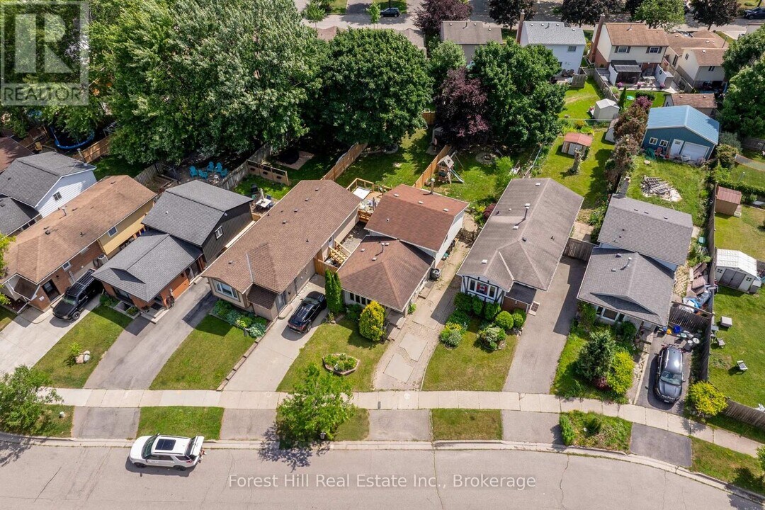 15 Homestead Pl in Kitchener, ON - Building Photo