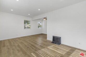 1326 N Screenland Dr in Burbank, CA - Building Photo - Building Photo