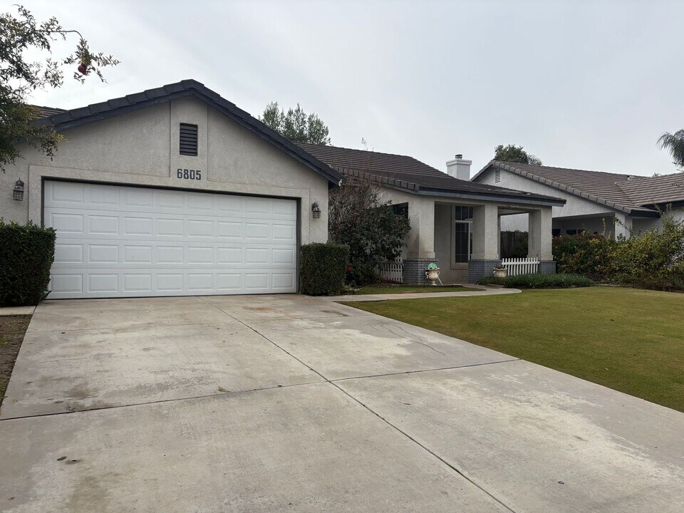 6805 Leaf Valley Dr in Bakersfield, CA - Building Photo