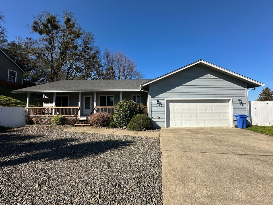 161 Santa Maria Ct in Roseburg, OR - Building Photo