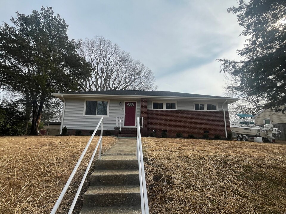 142 Holly Hill Dr in Petersburg, VA - Building Photo