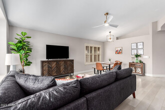 8820 W Kings Ave in Peoria, AZ - Foto de edificio - Building Photo