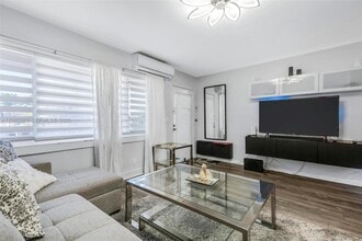 901 SW 11th Ave in Hallandale Beach, FL - Building Photo - Building Photo